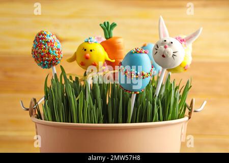 Deliziosa torta dolce schiocca in secchio con erba. Vacanze di Pasqua Foto Stock