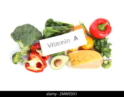 Diversi alimenti naturali e carta con testo VITAMINA A su sfondo bianco Foto Stock