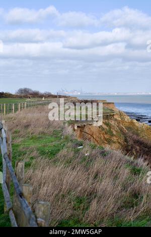 Le scogliere al Naze che sono erose dall'azione marea del mare. Foto Stock