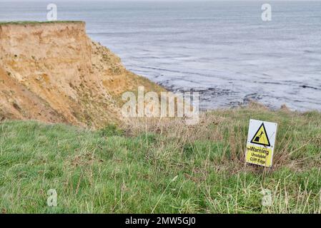 Le scogliere al Naze che sono erose dall'azione marea del mare. Foto Stock