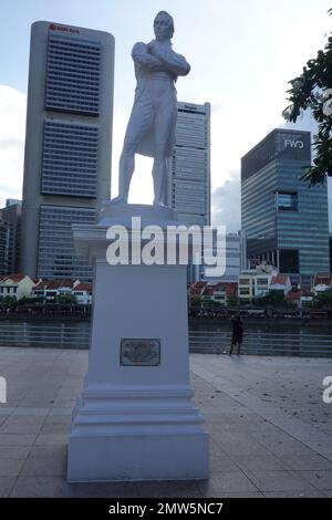 Statua di Sir Thomas Stanford Raffles, fondatore della Singapore moderna Foto Stock