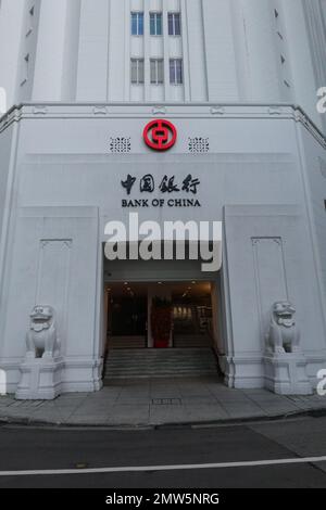 Sede centrale della Bank of China, con un paio di leoni Rudolf Nolli a guardia dell'ingresso, Battery Road, Singapore Foto Stock