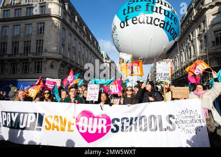 Londra, Inghilterra, Regno Unito 01/02/2023 il più grande sciopero in un decennio si svolge nel Regno Unito con 100.000 a piedi fuori e circa 30.000 in strada a Londra. Tra i partecipanti vi erano Mary Bouched della National Education Union, Mick Lynch e Jeremy Corbyn Foto Stock