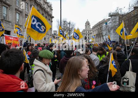 Londra, Inghilterra, Regno Unito 01/02/2023 il più grande sciopero in un decennio si svolge nel Regno Unito con 100.000 a piedi fuori e circa 30.000 in strada a Londra. Tra i partecipanti vi erano Mary Bouched della National Education Union, Mick Lynch e Jeremy Corbyn Foto Stock
