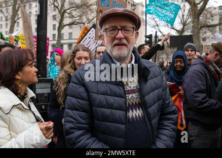 Londra, Inghilterra, Regno Unito 01/02/2023 il più grande sciopero in un decennio si svolge nel Regno Unito con 100.000 a piedi fuori e circa 30.000 in strada a Londra. Tra i partecipanti vi erano Mary Bouched della National Education Union, Mick Lynch e Jeremy Corbyn Foto Stock