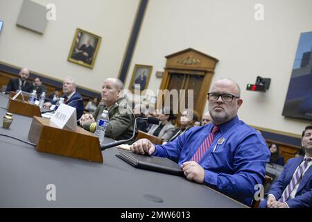 Washington, Stati Uniti. 01st Feb, 2023. Ricardo Samaniego, giudice della contea di El Paso County, Texas, Mark Dannels, sceriffo della contea di Cochise, Arizona, e Brandon Dunn, co-fondatore di Forever 15 Project, partecipano a un'audizione del Comitato giudiziario della Casa che esamina la sicurezza delle frontiere, la sicurezza nazionale, e l'impatto di fentanyl sugli americani negli Stati Uniti Campidoglio a Washington, DC Mercoledì, 1 febbraio 2023. Foto di Bonnie Cash/UPI Credit: UPI/Alamy Live News Foto Stock