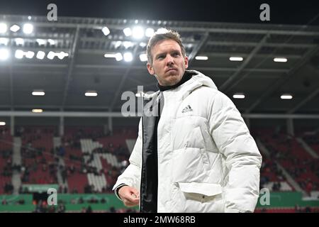 Magonza, Germania. 01st Feb, 2023. Calcio: DFB-Pokal, FSV Mainz 05 - Bayern München, Round of 16 alla Mewa Arena, il Coach Julian Nagelsmann entra nello stadio.AVVISO IMPORTANTE: In base alle disposizioni della DFL Deutsche Fußball Liga e/o della DFB Deutscher Fußball-Bund, è vietato utilizzare o utilizzare registrazioni fotografiche effettuate nello stadio e/o della partita sotto forma di immagini in sequenza e/o di serie fotografiche simili a un video. Credit: Torsten Silz/dpa/Alamy Live News Foto Stock