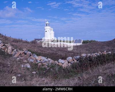 St Catherine St Catherine's Lighthouse, Isle of Wight una linea curva a secco muro di pietra in primo piano sotto cielo nuvoloso blu sulla costa Foto Stock