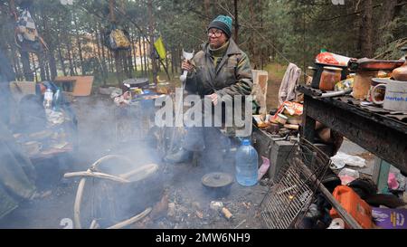 Minsk, Bielorussia - 15 maggio 2021: Capanne mendicanti di senzatetto vicino alla discarica. Foto Stock