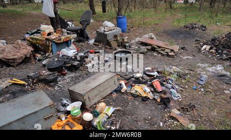 Capanne mendicanti di persone senza dimora vicino alla discarica. Foto Stock