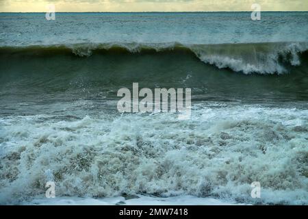 Ogni dieci anni si verifica una tempesta di sette punti. Cataclismi e fenomeni meteorologici in mare, tempeste e uragano in autunno Foto Stock