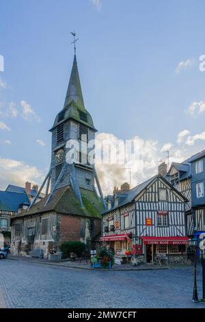 Honfleur, Francia - 19 settembre 2012: Vista del vecchio campanile della Chiesa di Santa Caterina, Honfleur, Normandia, Francia Foto Stock