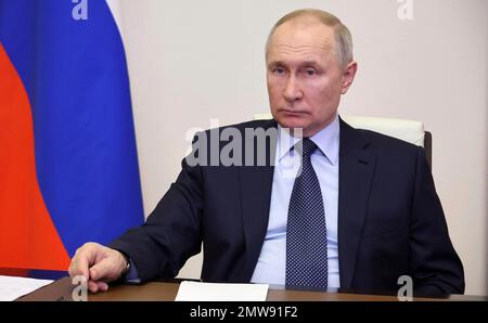 Novo-Ogaryovo, Russia. 01st Feb, 2023. Il presidente russo Vladimir Putin presiede una teleconferenza per discutere la ricostruzione di infrastrutture residenziali nei territori catturati ucraini di Donetsk e Luhansk, dalla residenza ufficiale di Novo-Ogaryovo, 1 febbraio 2023 a Novo-Ogaryovo, Regione di Mosca, Russia. Credit: Mikhail Klimentyev/Kremlin Pool/Alamy Live News Foto Stock