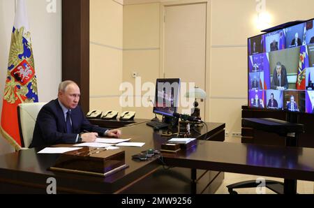 Novo-Ogaryovo, Russia. 01st Feb, 2023. Il presidente russo Vladimir Putin presiede una teleconferenza per discutere la ricostruzione di infrastrutture residenziali nei territori catturati ucraini di Donetsk e Luhansk, dalla residenza ufficiale di Novo-Ogaryovo, 1 febbraio 2023 a Novo-Ogaryovo, Regione di Mosca, Russia. Credit: Mikhail Klimentyev/Kremlin Pool/Alamy Live News Foto Stock