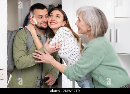 Donne giovani e mature che incontrano l'uomo a casa Foto Stock