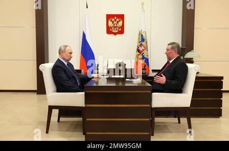 Novo-Ogaryovo, Russia. 01st Feb, 2023. Il presidente russo Vladimir Putin tiene un incontro faccia a faccia con il rappresentante speciale presidenziale per la protezione ambientale, l'ecologia e i trasporti Sergei Ivanov presso la residenza ufficiale di Novo-Ogaryovo, 1 febbraio 2023 a Novo-Ogaryovo, Regione di Mosca, Russia. Credit: Mikhail Klimentyev/Kremlin Pool/Alamy Live News Foto Stock