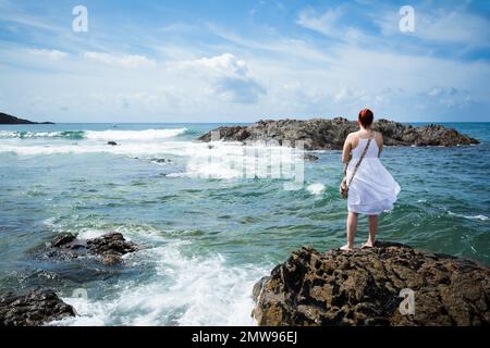 Salvador, Bahia, Brasile - 02 febbraio 2017: I membri Candomble riveriscono Iemanja al partito che riunisce migliaia di persone nella città di SAL Foto Stock