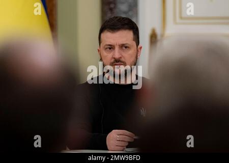 Odessa, Ucraina. 01st Feb, 2023. Il presidente ucraino Volodymyr Zelenskyy ascolta una domanda durante una conferenza stampa congiunta con il presidente austriaco Alexander Van der Bellen al Palazzo Mariinskyi, il 1 febbraio 2023 a Kyiv, Ucraina. Credit: Presidenza Ucraina/Ufficio stampa presidenziale Ucraina/Alamy Live News Foto Stock