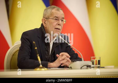 Odessa, Ucraina. 01st Feb, 2023. Il presidente austriaco Alexander Van der Bellen risponde a una domanda durante una conferenza stampa congiunta organizzata dal presidente ucraino Volodymyr Zelenskyy al Palazzo Mariinskyi, 1 febbraio 2023 a Kiev, Ucraina. Credit: Presidenza Ucraina/Ufficio stampa presidenziale Ucraina/Alamy Live News Foto Stock