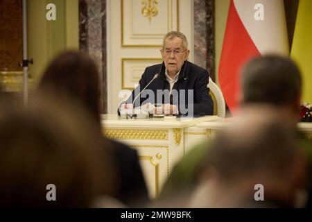 Odessa, Ucraina. 01st Feb, 2023. Il presidente austriaco Alexander Van der Bellen risponde a una domanda durante una conferenza stampa congiunta organizzata dal presidente ucraino Volodymyr Zelenskyy al Palazzo Mariinskyi, 1 febbraio 2023 a Kiev, Ucraina. Credit: Presidenza Ucraina/Ufficio stampa presidenziale Ucraina/Alamy Live News Foto Stock