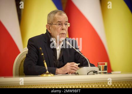 Odessa, Ucraina. 01st Feb, 2023. Il presidente austriaco Alexander Van der Bellen risponde a una domanda durante una conferenza stampa congiunta organizzata dal presidente ucraino Volodymyr Zelenskyy al Palazzo Mariinskyi, 1 febbraio 2023 a Kiev, Ucraina. Credit: Presidenza Ucraina/Ufficio stampa presidenziale Ucraina/Alamy Live News Foto Stock