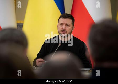 Odessa, Ucraina. 01st Feb, 2023. Il presidente ucraino Volodymyr Zelenskyy ascolta una domanda durante una conferenza stampa congiunta con il presidente austriaco Alexander Van der Bellen al Palazzo Mariinskyi, il 1 febbraio 2023 a Kyiv, Ucraina. Credit: Presidenza Ucraina/Ufficio stampa presidenziale Ucraina/Alamy Live News Foto Stock