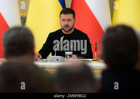 Odessa, Ucraina. 01st Feb, 2023. Il presidente ucraino Volodymyr Zelenskyy ascolta una domanda durante una conferenza stampa congiunta con il presidente austriaco Alexander Van der Bellen al Palazzo Mariinskyi, il 1 febbraio 2023 a Kyiv, Ucraina. Credit: Presidenza Ucraina/Ufficio stampa presidenziale Ucraina/Alamy Live News Foto Stock