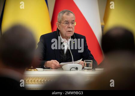 Odessa, Ucraina. 01st Feb, 2023. Il presidente austriaco Alexander Van der Bellen risponde a una domanda durante una conferenza stampa congiunta organizzata dal presidente ucraino Volodymyr Zelenskyy al Palazzo Mariinskyi, 1 febbraio 2023 a Kiev, Ucraina. Credit: Presidenza Ucraina/Ufficio stampa presidenziale Ucraina/Alamy Live News Foto Stock