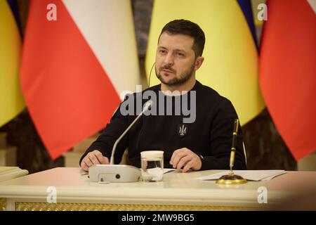 Odessa, Ucraina. 01st Feb, 2023. Il presidente ucraino Volodymyr Zelenskyy ascolta una domanda durante una conferenza stampa congiunta con il presidente austriaco Alexander Van der Bellen al Palazzo Mariinskyi, il 1 febbraio 2023 a Kyiv, Ucraina. Credit: Presidenza Ucraina/Ufficio stampa presidenziale Ucraina/Alamy Live News Foto Stock