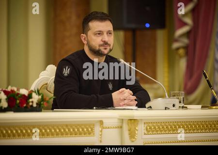 Odessa, Ucraina. 01st Feb, 2023. Il presidente ucraino Volodymyr Zelenskyy ascolta una domanda durante una conferenza stampa congiunta con il presidente austriaco Alexander Van der Bellen al Palazzo Mariinskyi, il 1 febbraio 2023 a Kyiv, Ucraina. Credit: Presidenza Ucraina/Ufficio stampa presidenziale Ucraina/Alamy Live News Foto Stock