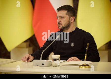 Odessa, Ucraina. 01st Feb, 2023. Il presidente ucraino Volodymyr Zelenskyy ascolta una domanda durante una conferenza stampa congiunta con il presidente austriaco Alexander Van der Bellen al Palazzo Mariinskyi, il 1 febbraio 2023 a Kyiv, Ucraina. Credit: Presidenza Ucraina/Ufficio stampa presidenziale Ucraina/Alamy Live News Foto Stock