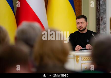 Odessa, Ucraina. 01st Feb, 2023. Il presidente ucraino Volodymyr Zelenskyy ascolta una domanda durante una conferenza stampa congiunta con il presidente austriaco Alexander Van der Bellen al Palazzo Mariinskyi, il 1 febbraio 2023 a Kyiv, Ucraina. Credit: Presidenza Ucraina/Ufficio stampa presidenziale Ucraina/Alamy Live News Foto Stock