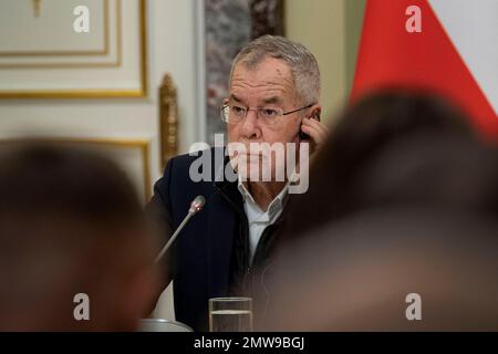 Odessa, Ucraina. 01st Feb, 2023. Il presidente austriaco Alexander Van der Bellen ascolta una domanda durante una conferenza stampa congiunta organizzata dal presidente ucraino Volodymyr Zelenskyy al Palazzo Mariinskyi, 1 febbraio 2023 a Kyiv, Ucraina. Credit: Presidenza Ucraina/Ufficio stampa presidenziale Ucraina/Alamy Live News Foto Stock