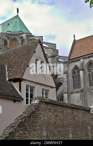 Chartres, Francja, Francia, Frankreich, Cathédrale Notre-Dame, Cattedrale di nostra Signora, vista esterna da dietro gli edifici circostanti Foto Stock