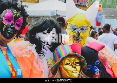 Maragogipe, Bahia, Brasile - 27 febbraio 2017: Persone che indossano costumi in stile carnevale di venezia durante le feste nella città di Maragogipe, Bahia. Foto Stock