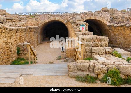 L'antico Parco Nazionale archeologico di Cesarea e porto storico sulla costa mediterranea di Cesarea, Israele. Foto Stock
