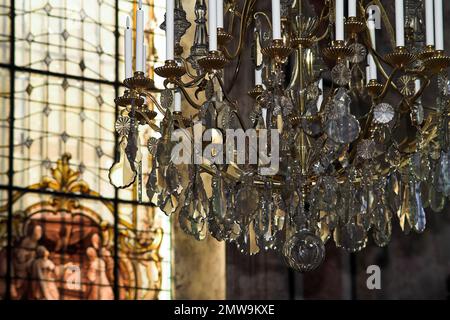 Nancy, Francja, Francia, Frankreich, Chiesa di Notre-Dame-de-Bonsecours interni; lampadario elegante Foto Stock