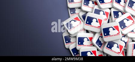 Loghi della American Baseball League MLB (Major League Baseball) su un mucchio su un tavolo. Foto Stock