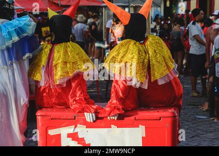 Maragogipe, Bahia, Brasile - 27 febbraio 2017: La gente si diverte vestita durante il carnevale nella città di Maragogipe a Bahia. Foto Stock