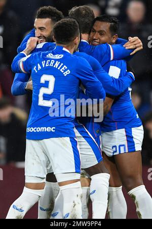 Edimburgo, Scozia, 1st febbraio 2023. Alfredo Morelos di Rangers festeggia con i suoi compagni di squadra dopo aver segnato il suo gol 2nd e Rangers 3rd durante la partita Cinch Premiership al Tynecastle Park, Edimburgo. L'immagine di credito dovrebbe essere: Neil Hanna / Sportimage Foto Stock