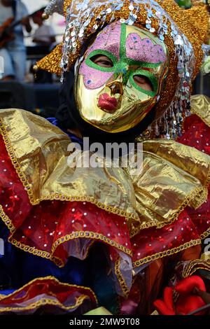 Maragogipe, Bahia, Brasile - 27 febbraio 2017: Persone che indossano costumi in stile carnevale di venezia durante le feste nella città di Maragogipe, Bahia. Foto Stock