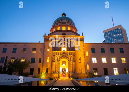 Tribunale della contea di Pima al sorgere del sole, l'edificio è stato costruito nel 1930 in stile spagnolo Mission Revival su 115 N Church Street nel centro di Tucson, Arizon Foto Stock