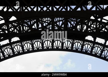 Paryż Paris Francja France Frankreich, Torre Eiffel - frammento della base - parte inferiore; Eiffel - frammento della base - unterer Teil; Wieża Eiffel Foto Stock