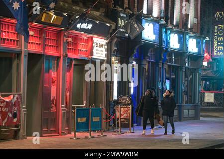 Birmingham, 1 febbraio 2023 - i Revellers erano magri per terra in Broad Street a Birmingham all'inizio del mercoledì sera, che è di solito uno dei giorni più affollati per l'economia della vita notturna a causa di festaioli che hanno colpito pub e club dopo un mese di evasione dell'alcol, tuttavia, i sindacati degli autobus e delle ferrovie hanno contribuito a smorzare le celebrazioni, poiché le strade erano praticamente vuote di vita con solo pochi fuori, molti dei quali guardavano il calcio. La maggior parte dei bar sulla cty's Broad Street sembravano quasi vuoti nell'era di Lockdown. Credito: Interrompi stampa Media/Alamy Live News Foto Stock