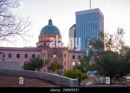 Tribunale della contea di Pima al sorgere del sole, l'edificio è stato costruito nel 1930 in stile spagnolo Mission Revival su 115 N Church Street nel centro di Tucson, Arizon Foto Stock