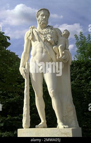 Wersal Versailles Francja, Francia, Frankreich, Statua di Ercole con suo figlio Telefos in braccio; Herkules mit seinem Sohn Telephos in seinen Armen Foto Stock