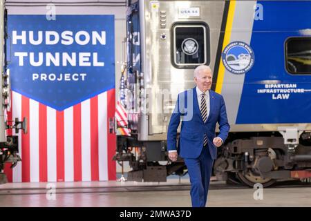 New York City, Stati Uniti d'America. 31 gennaio 2023. Il presidente degli Stati Uniti Joe Biden arriva a parlare presso il cantiere del progetto Hudson Tunnel mentre mette in evidenza il suo piano di infrastrutture bipartisan al West Side Rail Yard, 31 gennaio 2023 a New York City. Credit: Adam Schultz/White House Photo/Alamy Live News Foto Stock