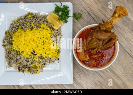 Vista dall'alto dell'enorme ordine laterale di riso basmati a complemento dello stufato di polo baghali di stinco di agnello. Foto Stock