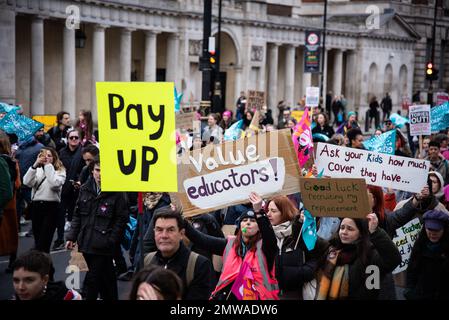 Londra, Regno Unito. 01st Feb, 2023. Una folla di attivisti marciano lungo Whitehall durante lo sciopero del Public and Commercial Services Union (PCS). 100.000 membri della pubblica amministrazione, tra cui gli operatori del settore dell'istruzione e delle ferrovie, hanno tenuto scioperi e dimostrazioni in città e città del Regno Unito in cerca di un aumento della retribuzione. Credit: SOPA Images Limited/Alamy Live News Foto Stock