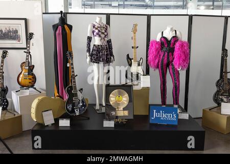 Beverly Hills, Stati Uniti. 01st Feb, 2023. Musicales oggetti d'asta di beneficenza da vari musicisti. 2/1/2023 Beverly Hills, CA., USA (Photo by Ted Soqui/SIPA USA) Credit: Sipa USA/Alamy Live News Foto Stock